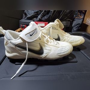 Womens size 10 Softball cleats
